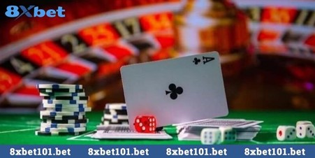 Hình ảnh các lá bài và các vòng đặt cược trong trò chơi Stud Poker.